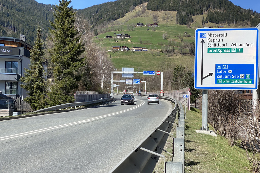 Die Bauarbeiten für den neuen Kanal und Asphaltdecke in Schüttdorf werden von 2. April bis voraussichtlich 4. Mai 2024 dauern. Der Schmittentunnel bleibt in dieser Zeit einspurig befahrbar.